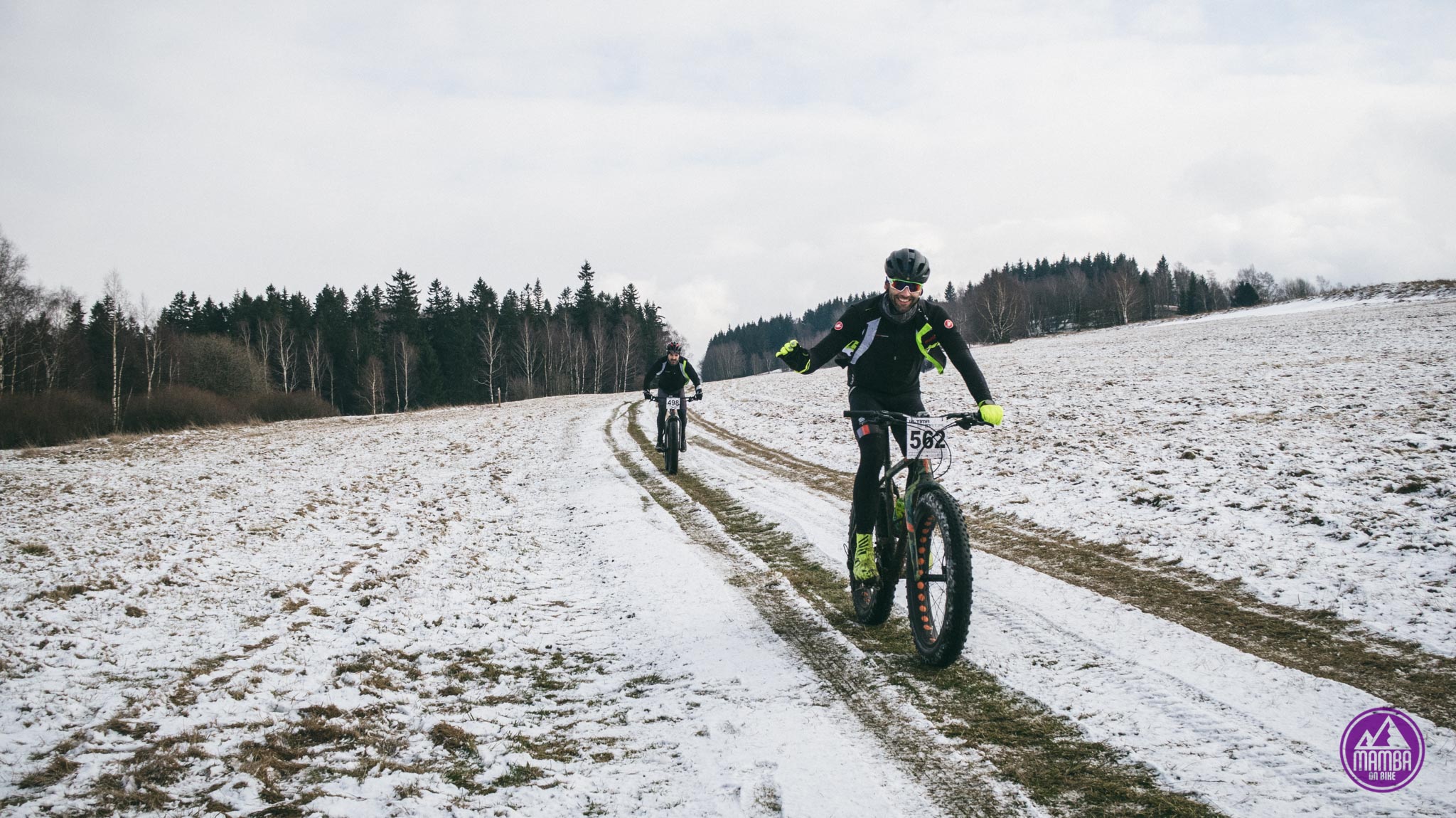 Zawodnik na rowerze fat bike.