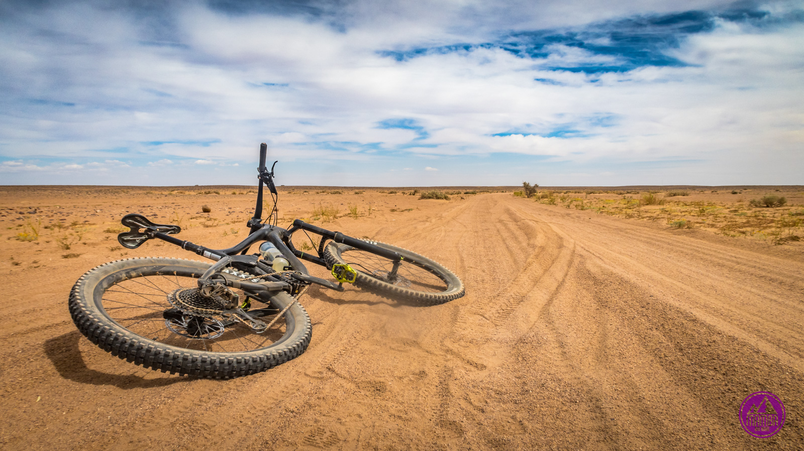 Rower leżący na pustyni.